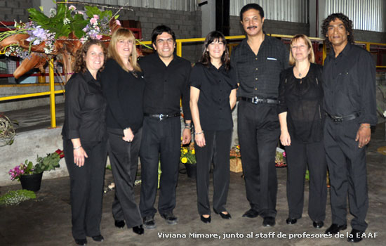 Viviana Mimare, junto al staff de profesores de la EAAF