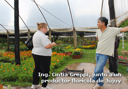 Ing. Cintia Greppi, junto a  un productor florícola de Jujuy