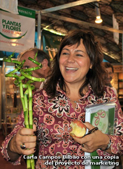 Carla Campos Bilbao con una copia del proyecto de marketing