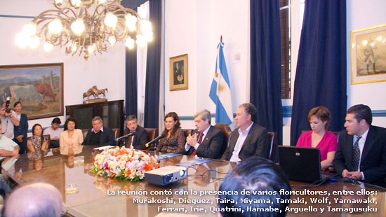 El Ministro de Agricultura de la Nación recibió a un grupo de floricultores: Murakoshi, Dieguez, Taira, Miyama, Tamaki, Wolf, Yamawaki, Ferrari, Irie, Quatrini, Hamabe, Arguello y Tamagusuku